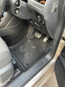 volkswagen_touran_ii_2016-2024_pravij_rul_8610.jpg